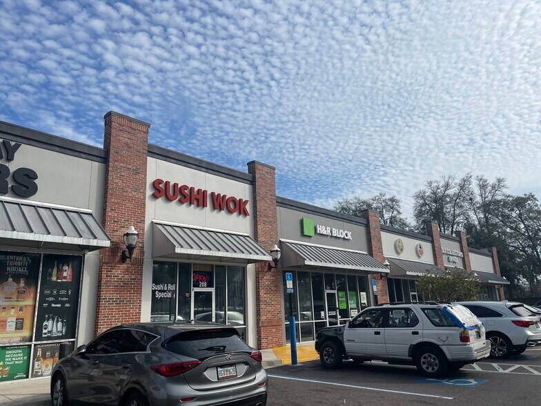 More Photos Of 12961 N Main St, Jacksonville Unknown For Lease