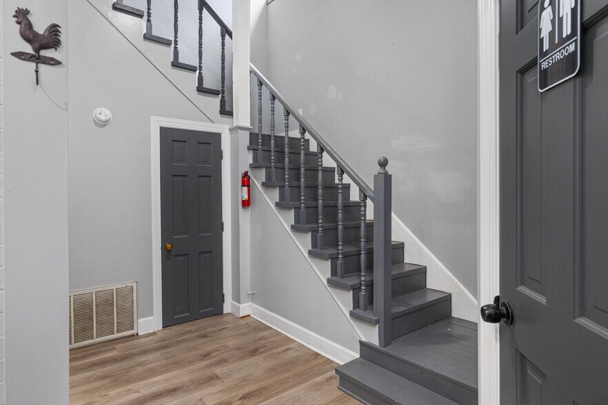 More Photos Of 218 Main St, Nettleton Office For Sale