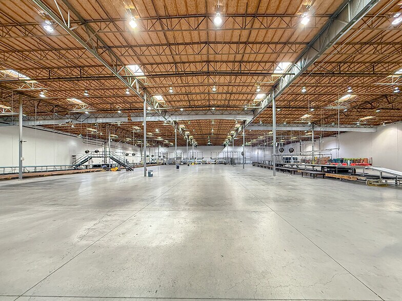 More Photos Of 16689 Schoenborn St, North Hills Warehouse For Lease