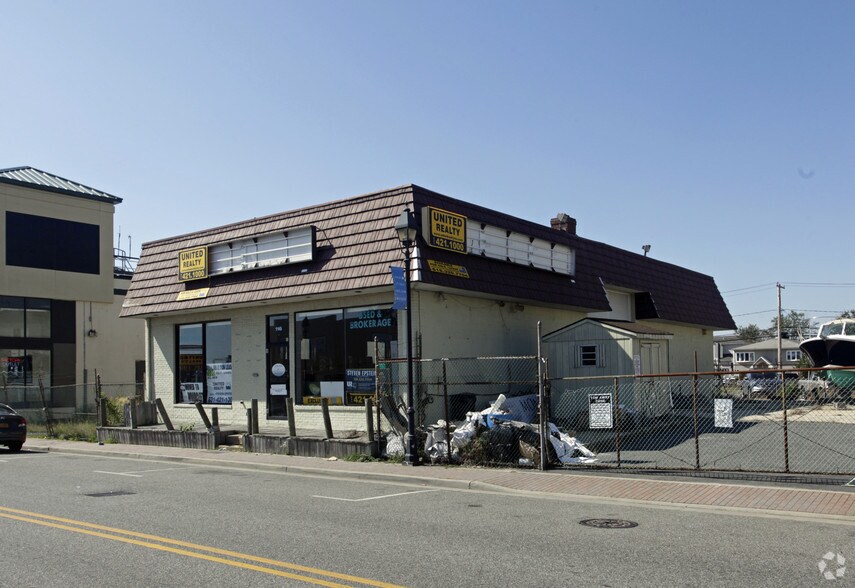 More Photos Of 116 Woodcleft Ave, Freeport Freestanding For Sale