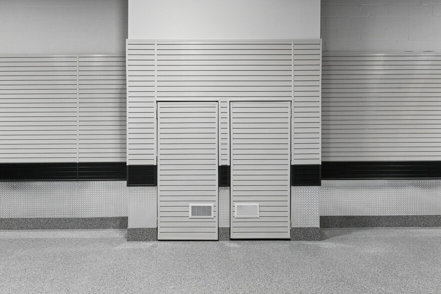 More Photos Of 2721 Markham Rd, Toronto Showroom For Sale