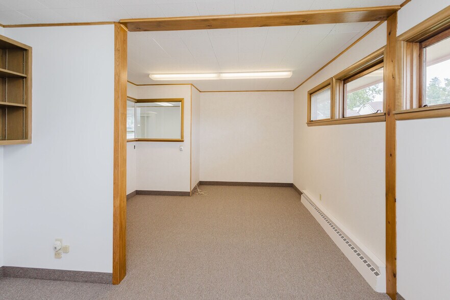 More Photos Of 506 Main St, Hollandale Office For Sale