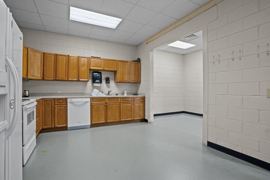 More Photos Of 157 Industrial Dr, King Warehouse For Lease