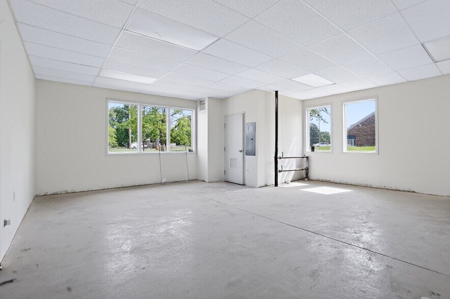 More Photos Of 6635 E 21st St, Indianapolis Office For Sale