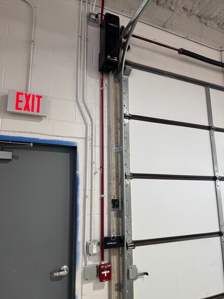More Photos Of 945 Criss Cir, Elk Grove Village Light Manufacturing For Lease