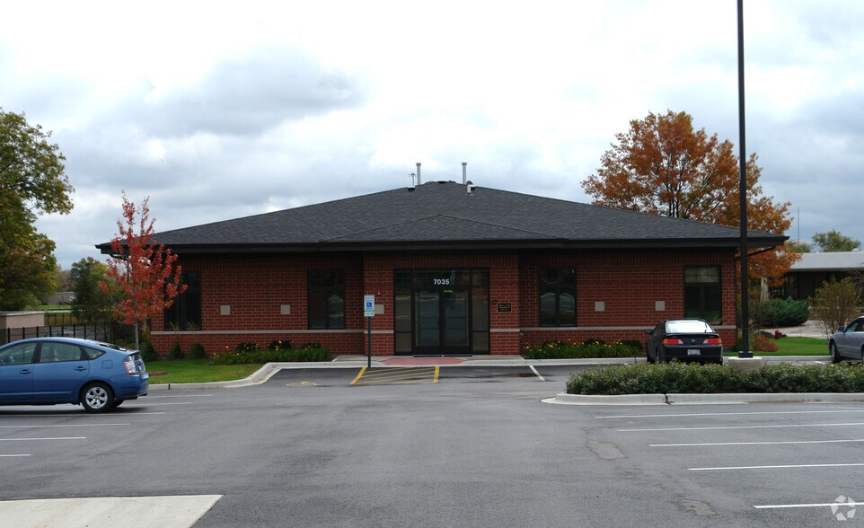 More Photos Of 7025 Veterans Blvd, Burr Ridge Office For Sale