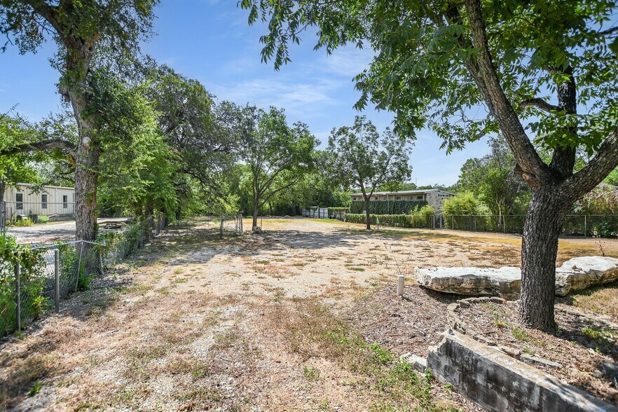 More Photos Of 1701 Evergreen Ave, Austin Light Distribution For Lease