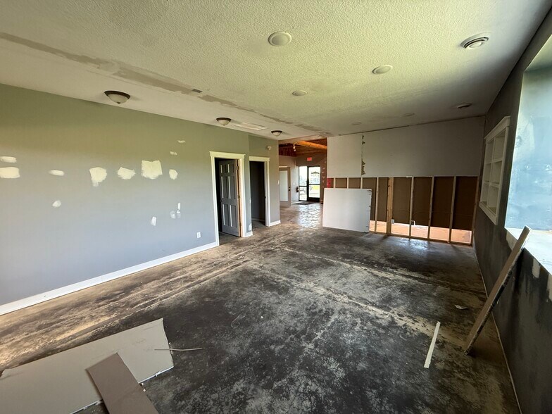 More Photos Of 201 Packer Dr, Roberts Light Manufacturing For Lease