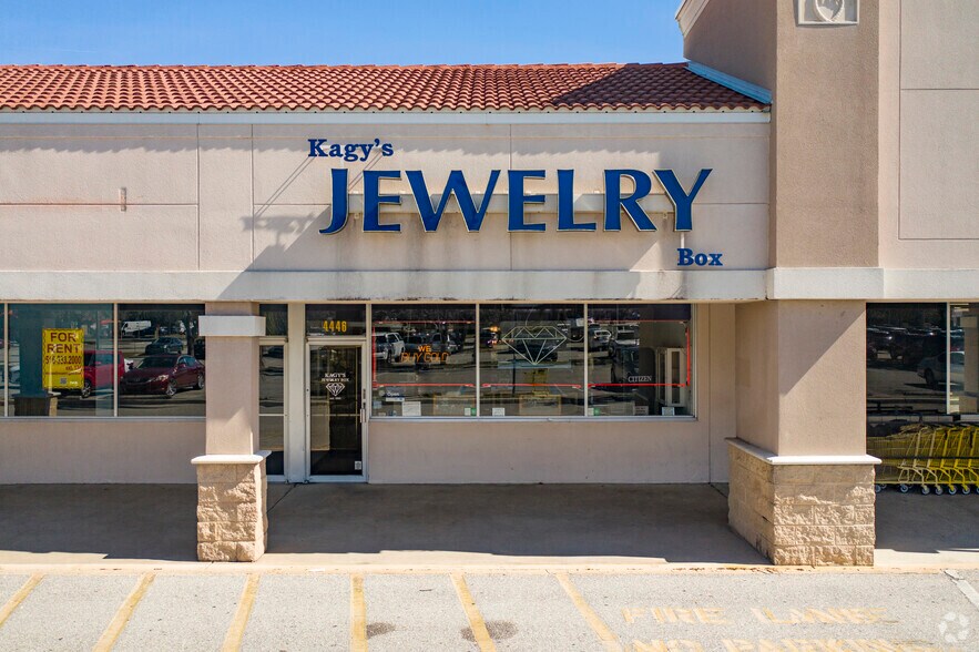 More Photos Of 4400-4462 Bee Ridge Rd, Sarasota Storefront Retail Office For Lease