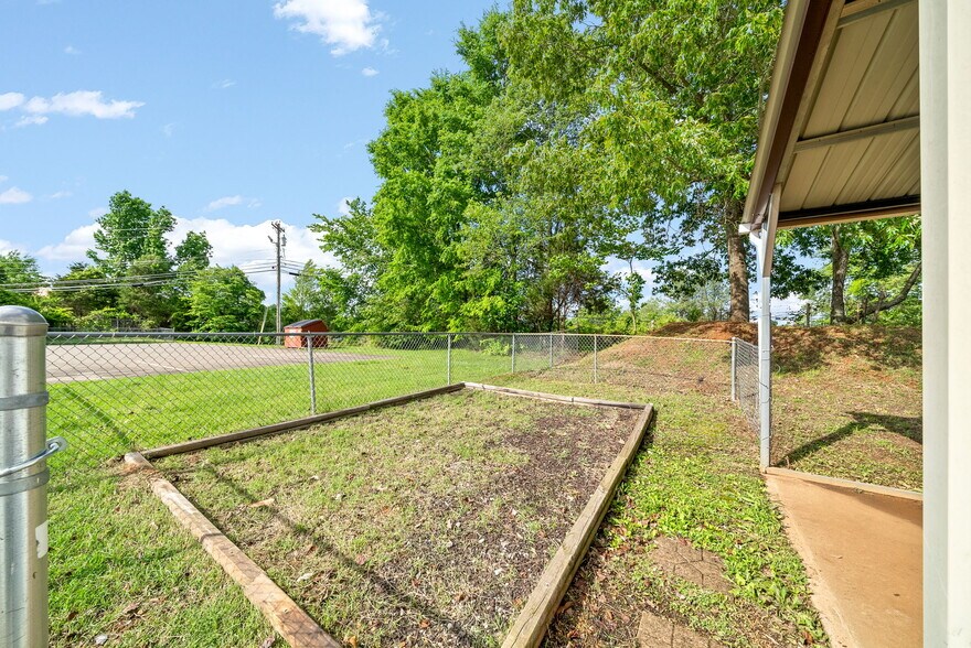 More Photos Of 131 Corporate Dr, Clarksville Flex For Lease