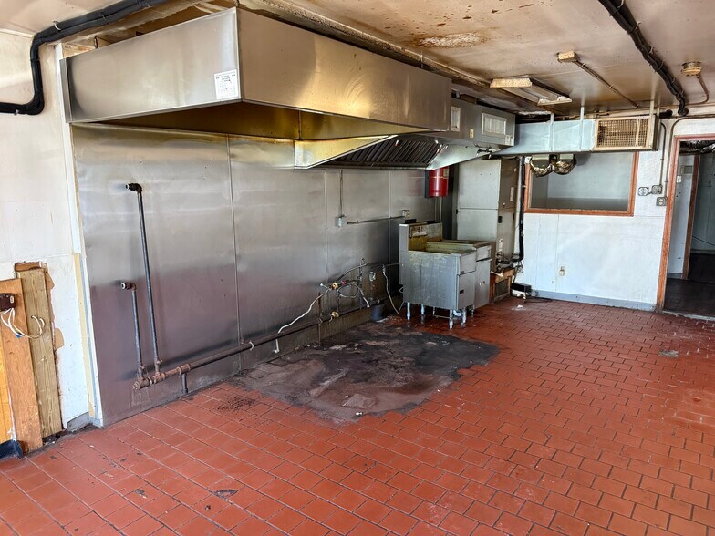 More Photos Of 657-661 W Main Rd, Middletown Freestanding For Lease