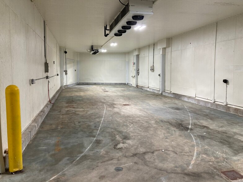 More Photos Of 1560 S Delaware Dr, Mount Bethel Industrial For Sale