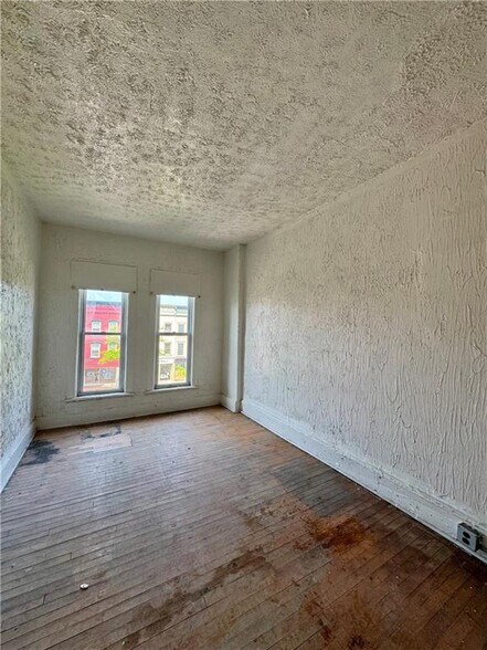 More Photos Of 230 E Main St, Palmyra General Retail For Sale