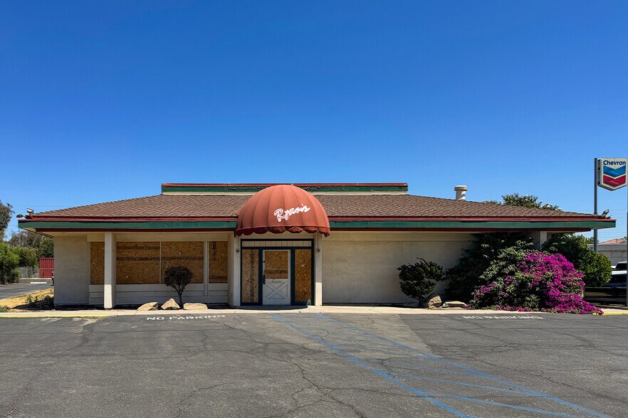 Primary Photo Of 330 S 11th Ave, Hanford Restaurant For Lease