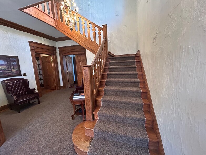 More Photos Of 520 N Walnut St, Bloomington Office For Lease