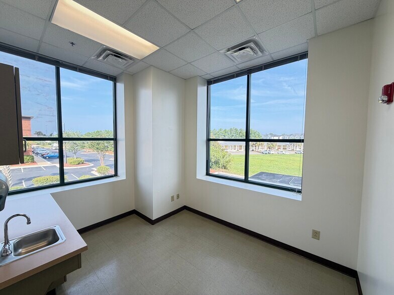 More Photos Of 509 Olde Waterford Way, Leland Medical For Sale