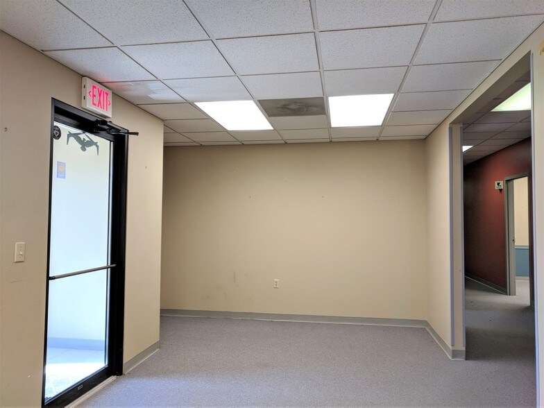 More Photos Of 901 W Main St, El Paso Office For Sale