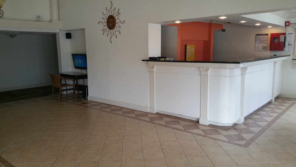 More Photos Of 1605 N University Ave, Lafayette Hotel For Sale