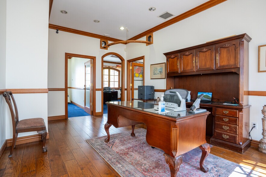 More Photos Of 8752 Holloway Dr, West Hollywood Loft Creative Space For Lease