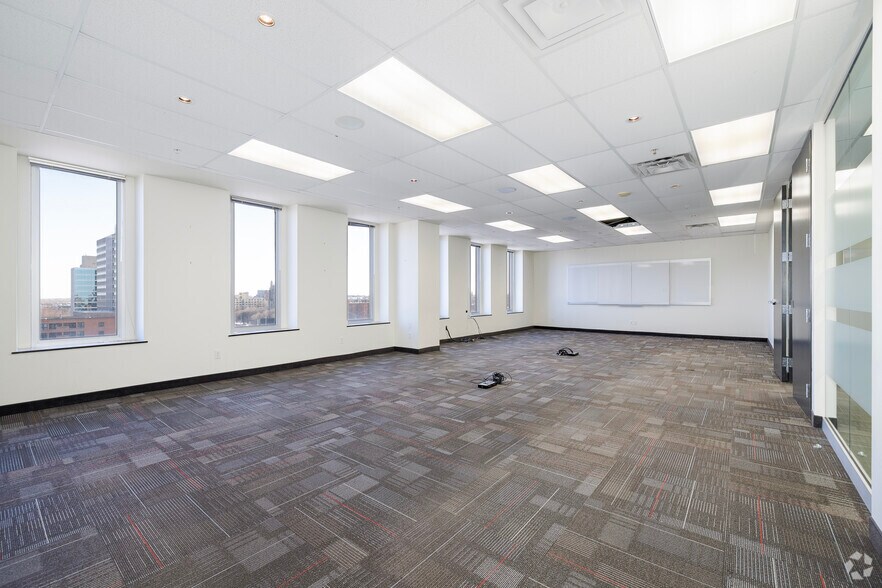 More Photos Of 255 Boul Crémazie E, Montréal Office For Lease