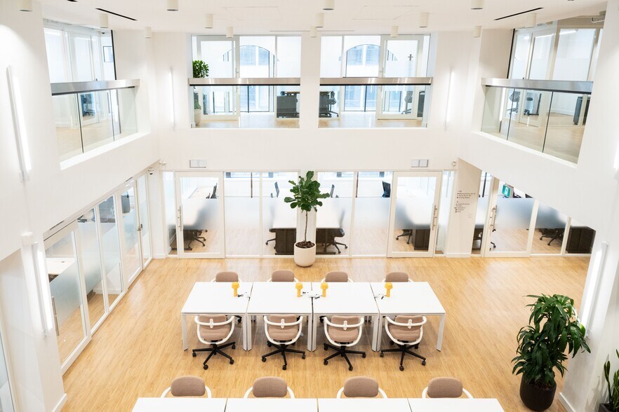 More Photos Of 357 Bay St, Toronto Coworking Space