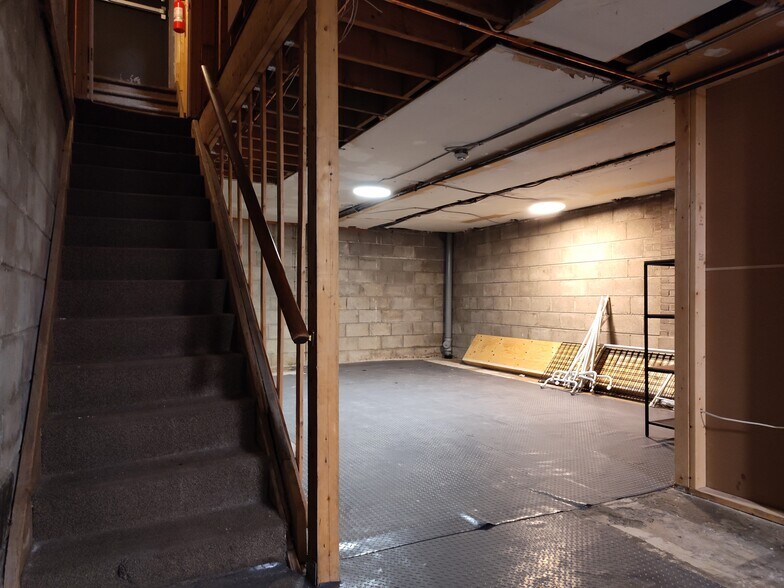 More Photos Of 474 Queen St W, Toronto Storefront Retail Office For Lease