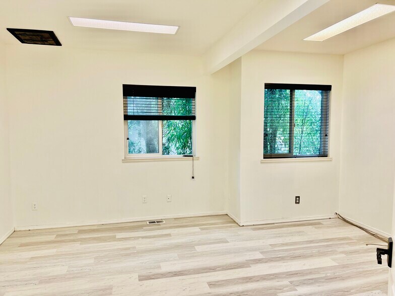 More Photos Of 808-810 6th St S, Kirkland Office Residential For Lease