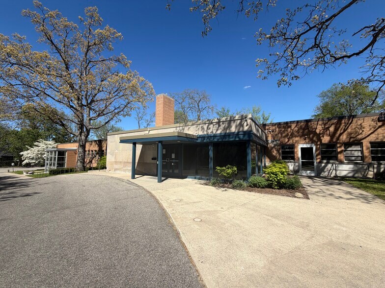 More Photos Of 833 Lake Dr SE, Grand Rapids Medical For Sale