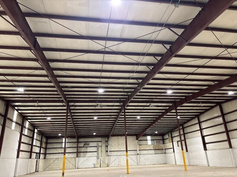 More Photos Of 1535 NW 36th St, Newton Distribution For Lease