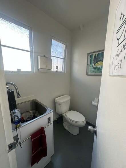 More Photos Of 3425 Ettie St, Oakland Warehouse For Lease