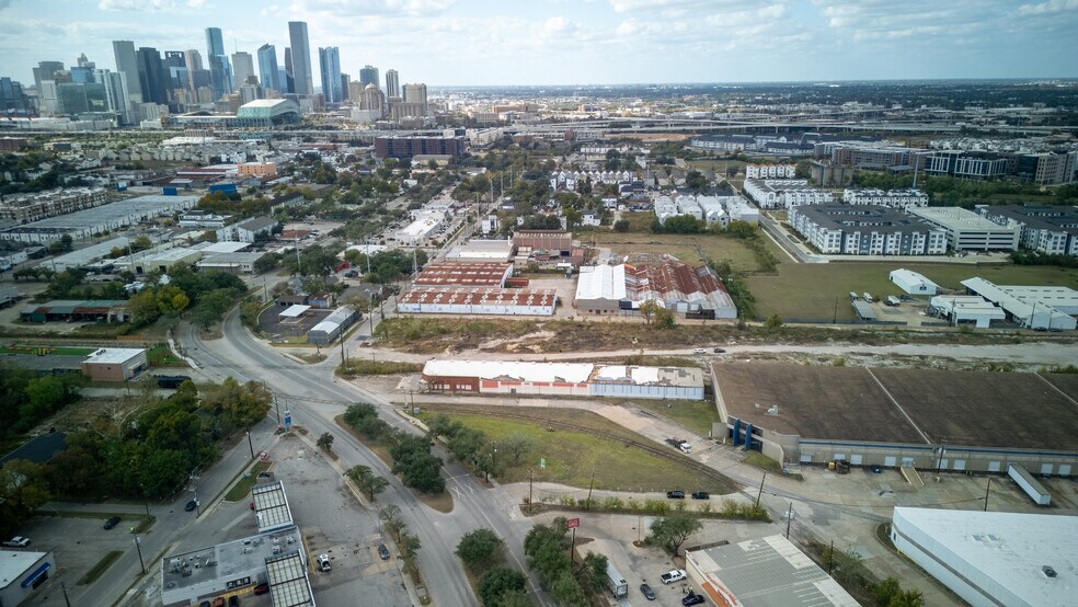 More Photos Of 3229 Navigation Blvd, Houston Warehouse For Sale