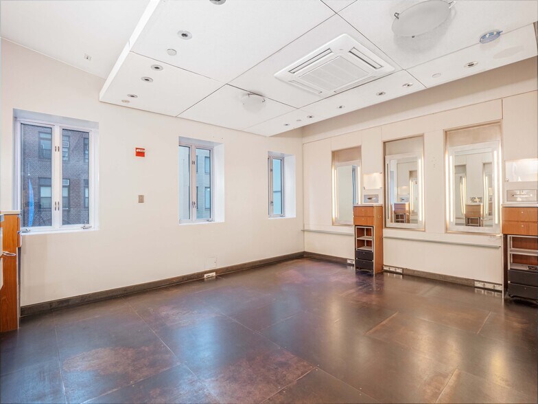 More Photos Of 108 E 60th St, New York Storefront Retail Office For Sale