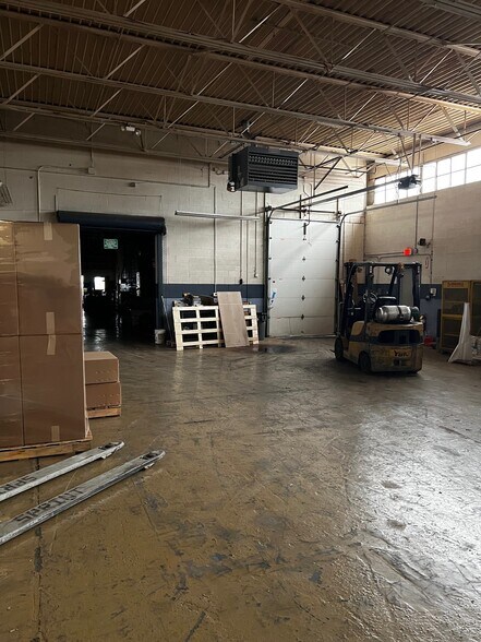More Photos Of 15201 E 12 Mile Rd, Roseville Warehouse For Lease