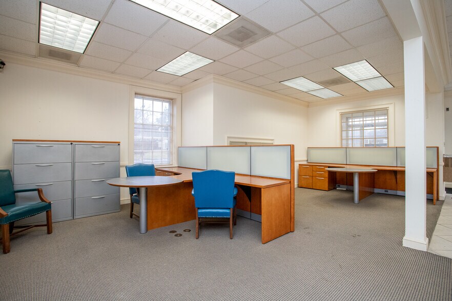 More Photos Of 3651 Greensboro Rd, Ridgeway Bank For Lease