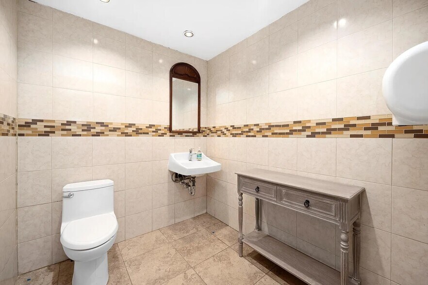 More Photos Of 8417 7th Ave, Brooklyn Office For Lease