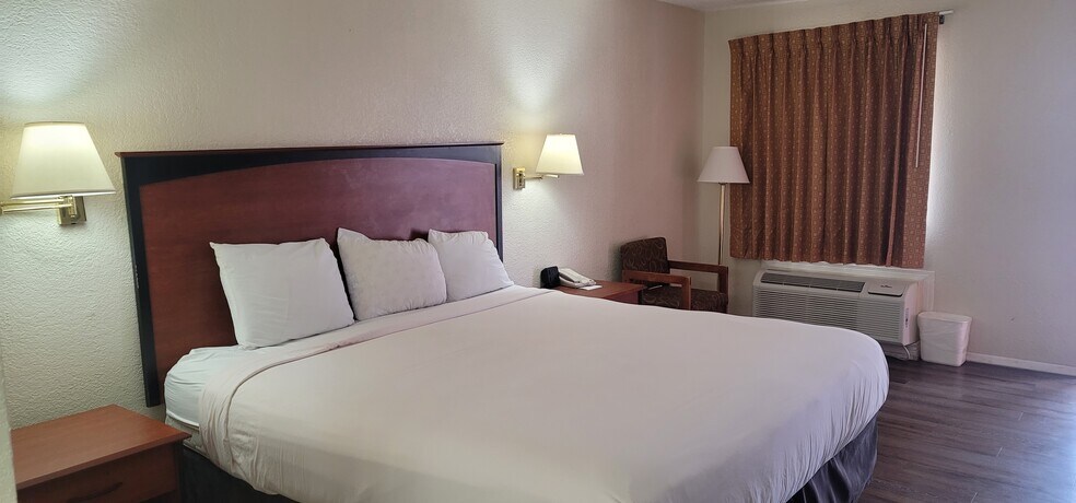 More Photos Of 1006 E 12th St, Shamrock Hotel For Sale