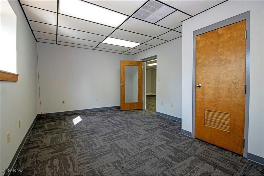 More Photos Of 390 E Wood St, Shreve Flex For Sale