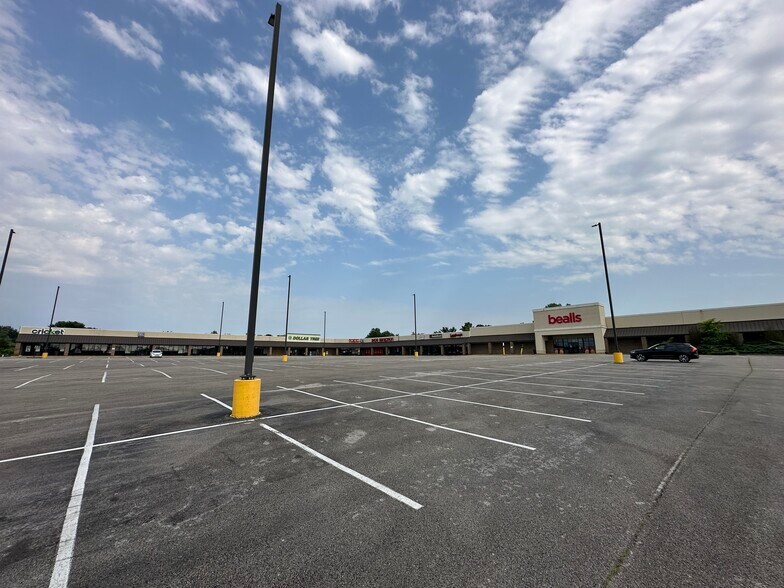 More Photos Of 236 Sam Walton Dr, Russellville Freestanding For Lease