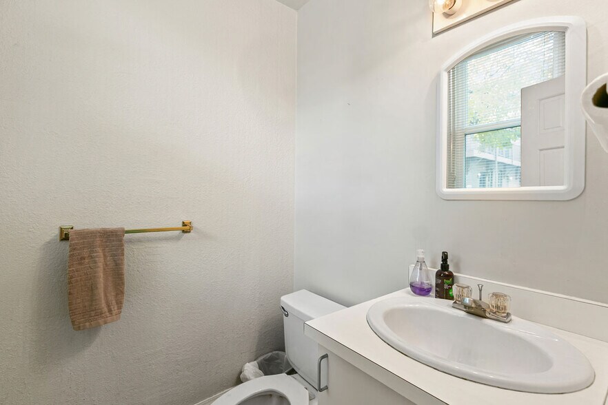 More Photos Of 818 E 19th Ave, Denver Office For Sale