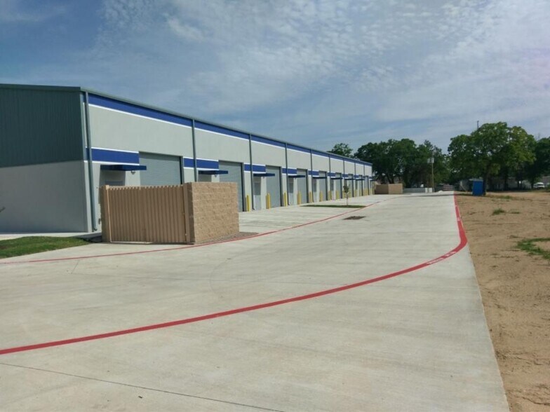 More Photos Of 2301 Higgins Ln, Haltom City Unknown For Lease