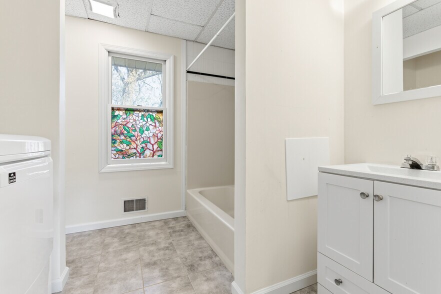 More Photos Of 1818 Oak Tree Rd, Edison Medical For Lease