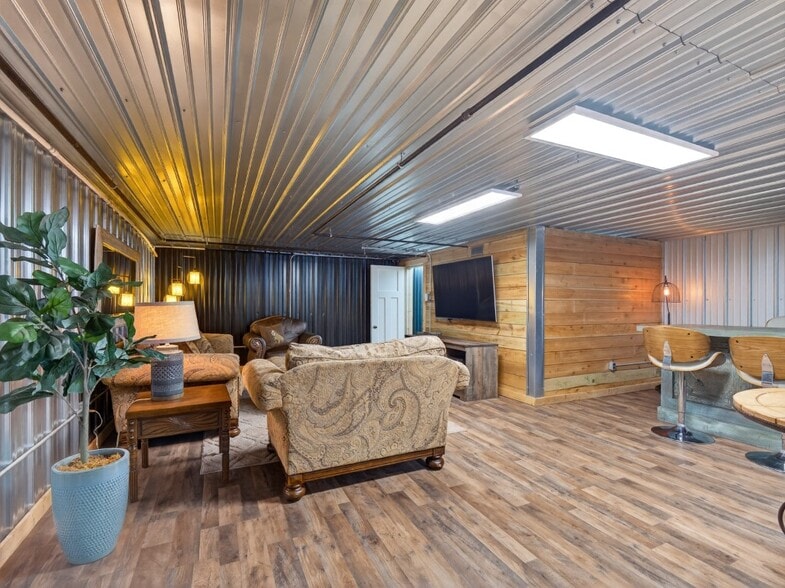 More Photos Of 15306 Covington Rd, Fort Wayne Flex For Sale