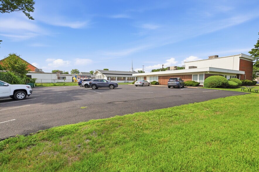 More Photos Of 1568 Woodbourne Rd, Levittown Office For Lease