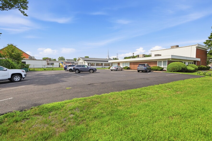 More Photos Of 1568 Woodbourne Rd, Levittown Office For Sale