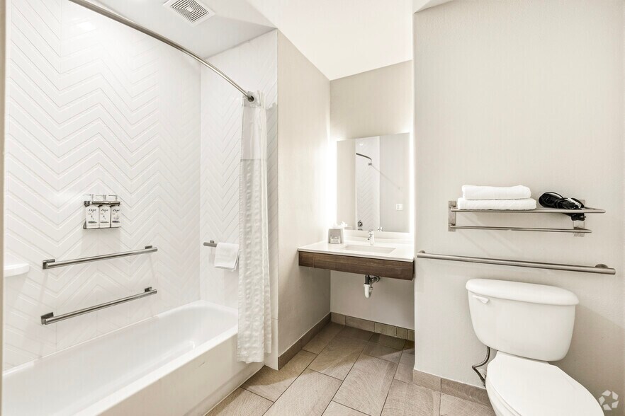 More Photos Of 300 E Central Texas Expy, Killeen Hotel For Sale