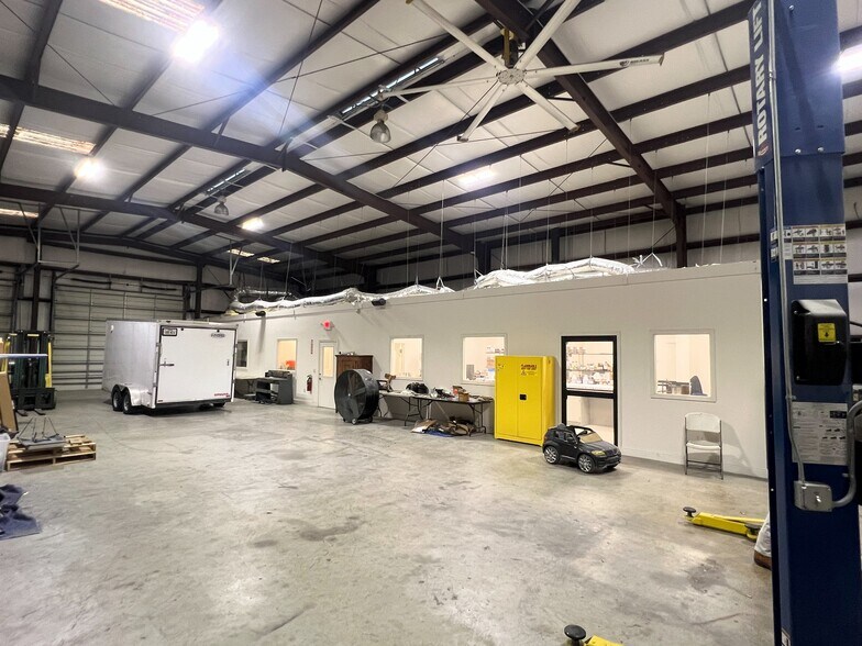 More Photos Of 7030 Windfern Rd, Houston Warehouse For Sale