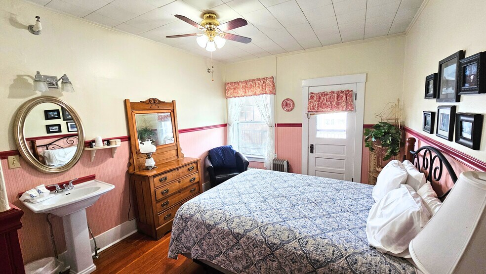 More Photos Of 40 Common St, Chester Hotel For Sale