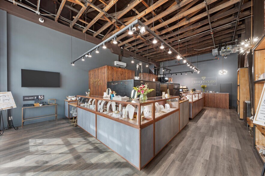 More Photos Of 319 S 4th St, Waco Hotel For Lease