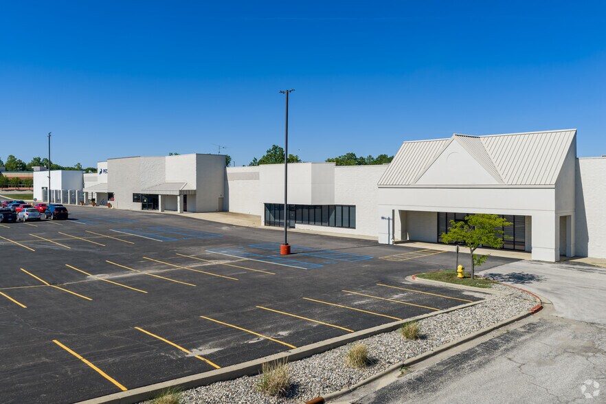 Primary Photo Of 3030-3136 S Linden Rd, Flint Unknown For Lease