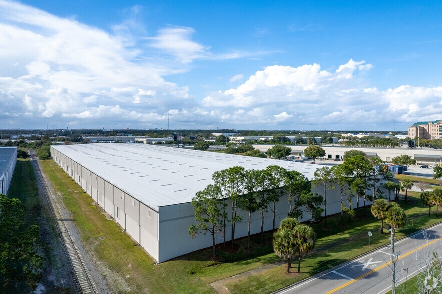 More Photos Of 1091 Gills Dr, Orlando Distribution For Lease